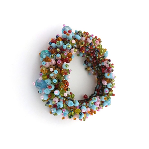 Armreif aus kleinen Glasperlen