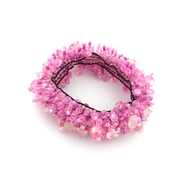 Armreif aus kleinen Glasperlen