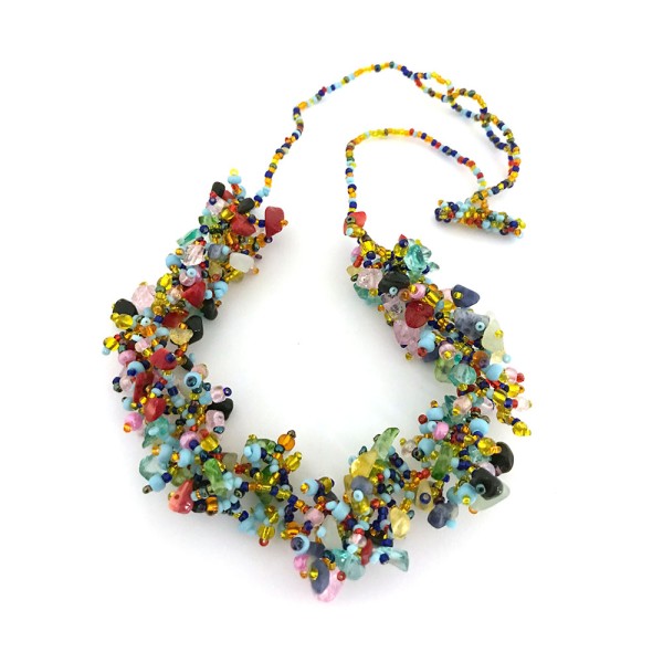 Halskette aus kleinen Glasperlen, bunt