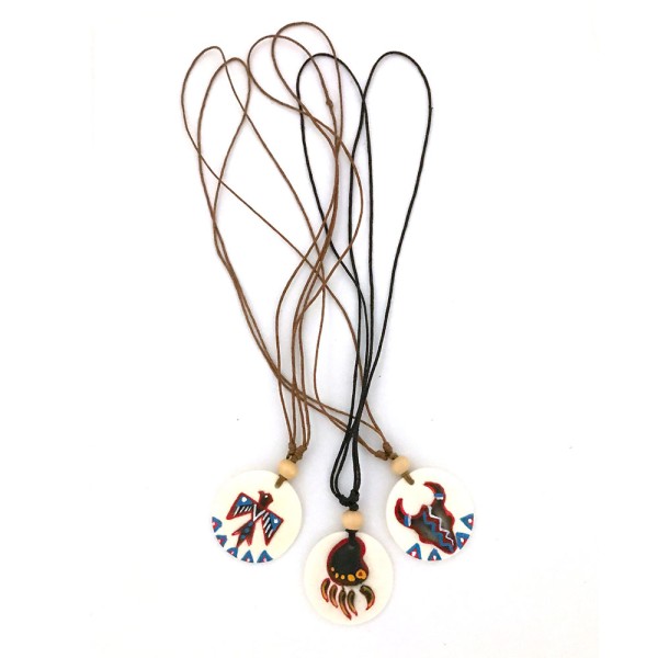 Kette mit bemalter Amulett